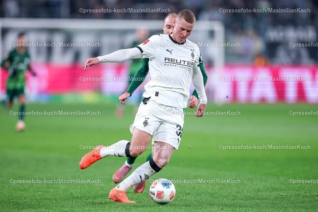BMG13122502099 | 13.12.2025, Fußball, Borussia Mönchengladbach - VfL Wolfsburg, 1. Fußball Bundesliga, 14.Spieltag, Borussia-Park, Saison 2025 2026: Nico Elvedi&nbsp;(Borussia Mönchengladbach #30)  DFB regulations prohibit any use of photographs as image sequences and or quasi-video.