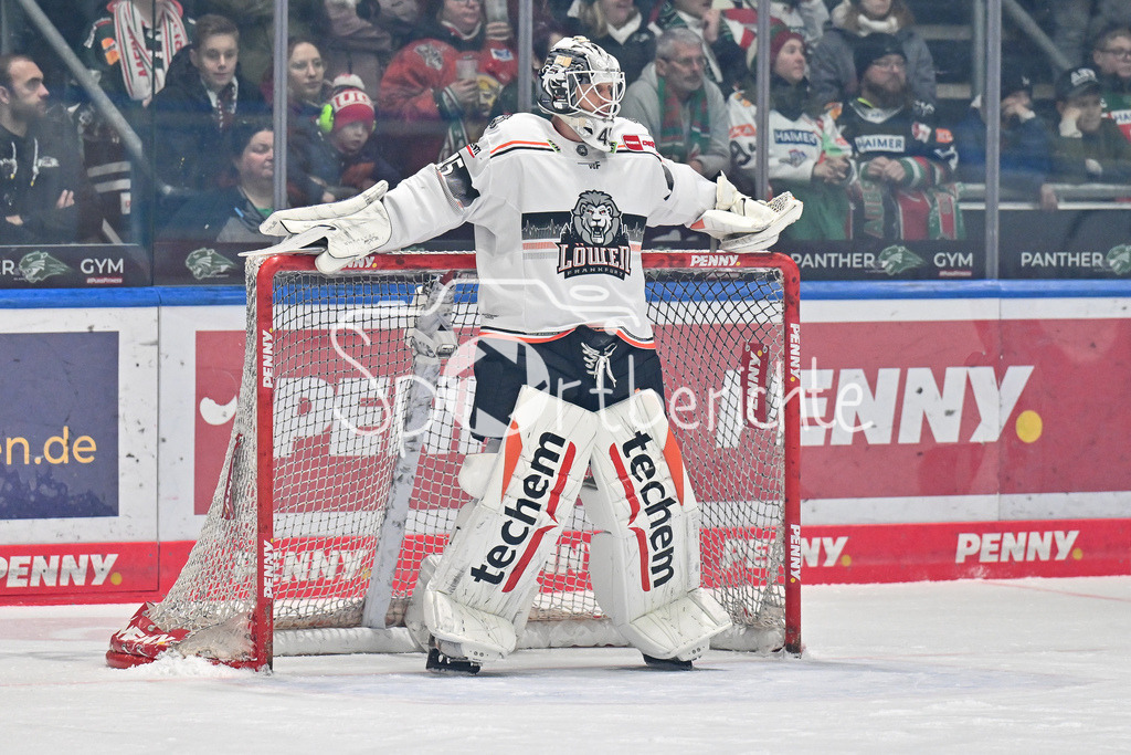 Augsburger Panther - Löwen Frankfurt  | im Bild Juho OLKINUORA (Löwen Frankfurt #45) / Freisteller / Einzelfoto / DEL: Augsburger Panther - Loewen Frankfurt, Curt Frenzel Stadion am 12.01.2025