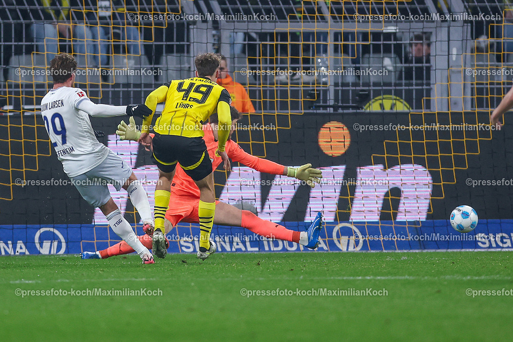 BVB15122401092 | 15.12.2024, Fußball, Borussia Dortmund - TSG 1899 Hoffenheim, 1. Fußball Bundesliga, 14. Spieltag, Signal Iduna Park, Saison 2024 2025: Torschütze Jacob Bruun Larsen (Hoffenheim #29) behauptet sich gegen Yannik Luka Lührs (BVB #49) und trifft beim Torschuss zum 1:1 Ausgleich Tor.DFB regulations prohibit any use of photographs as image sequences and or quasi-video.
