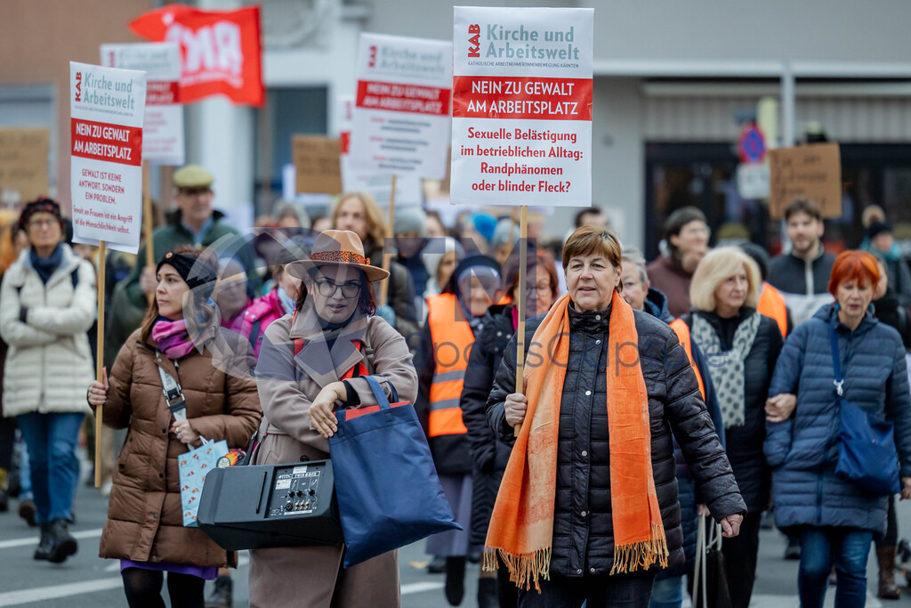 R06_2537 | 29.NOV.24-Protestmarsch gegen Gewalt-Copyright: Katholische Kirche Kärnten/Denk Dich Neu/Trainproduction/Matthias Trinkl