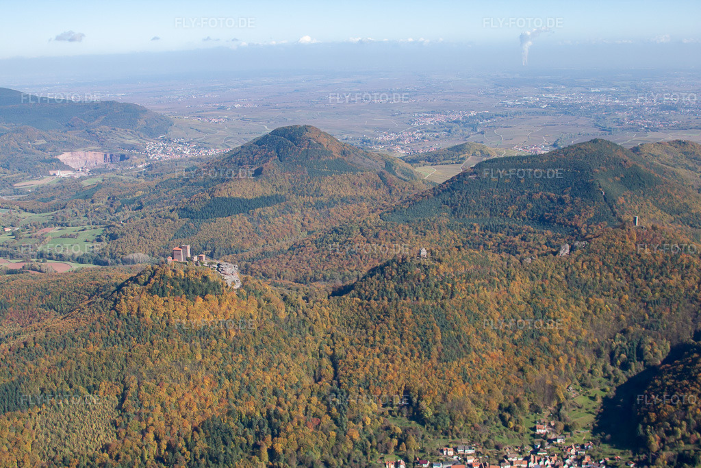 Luftbild: Die 4 Burgen Trifels, Anebos, Jungturm und Münz in Leinsweiler im Bundesland Rheinland-Pfalz in Deutschland. Foto: IMG_34767.jpg vom 26.10.2010 durch Werner Riehm/FLY-FOTO.de