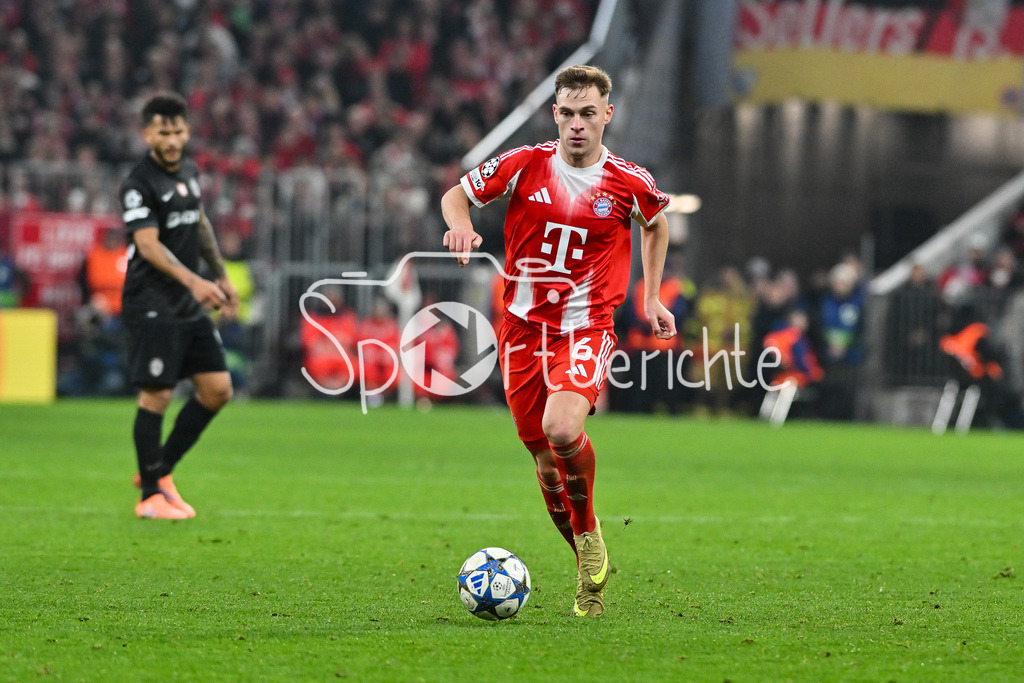 FC Bayern München - Sporting Lissabon | MUNICH, GERMANY - 09. DECEMBER: am Ball Joshua KIMMICH (FC Bayern Munich 6) während dem Match zwischen dem FC Bayern München und Sporting Lissabon am 6. Spieltag der UEFA Champions League Ligaphase in der Allianz Arena