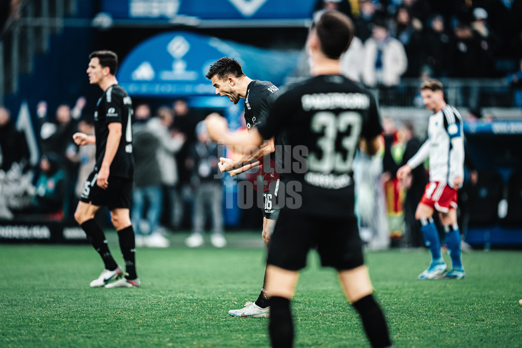 Fußball | Männer | Saison 2023/2024 | 2. Fußball-Bundesliga | 16. Spieltag | Hamburger SV vs. SC Paderborn 07 | 09.12.2023 | Visar Musliu (#16, SC Paderborn 07) jubel nach dem Schlusspfiff