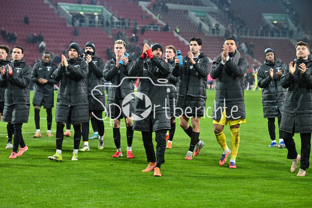 FC Augsburg - SC Freiburg | AUGSBURG, GERMANY - 18. JANUARY: Die Spieler der Freiburger bedanken sich bei den mit gereisten Fans nach dem Bundesligamatch zwischen dem FC Augsburg und dem SC Freiburg am 18. Spieltag in der WWK-Arena / DFL REGULATIONS PROHIBIT ANY USE OF PHOTOGRAPHS AS IMAGE SEQUENCES AND/OR QUASI-VIDEO