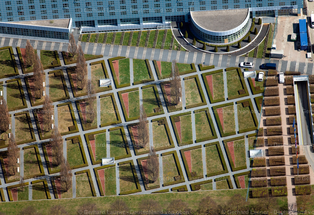 4021241 | Parkähnliche Anlage am  Flughafen München „Franz Josef Strauß“ (IATA-Code: MUC, ICAO-Code: EDDM)Verkehrsflughafen der bayerischen Landeshauptstadt München. Er liegt im Gebiet der Landkreise Erding und Freising in Bayern