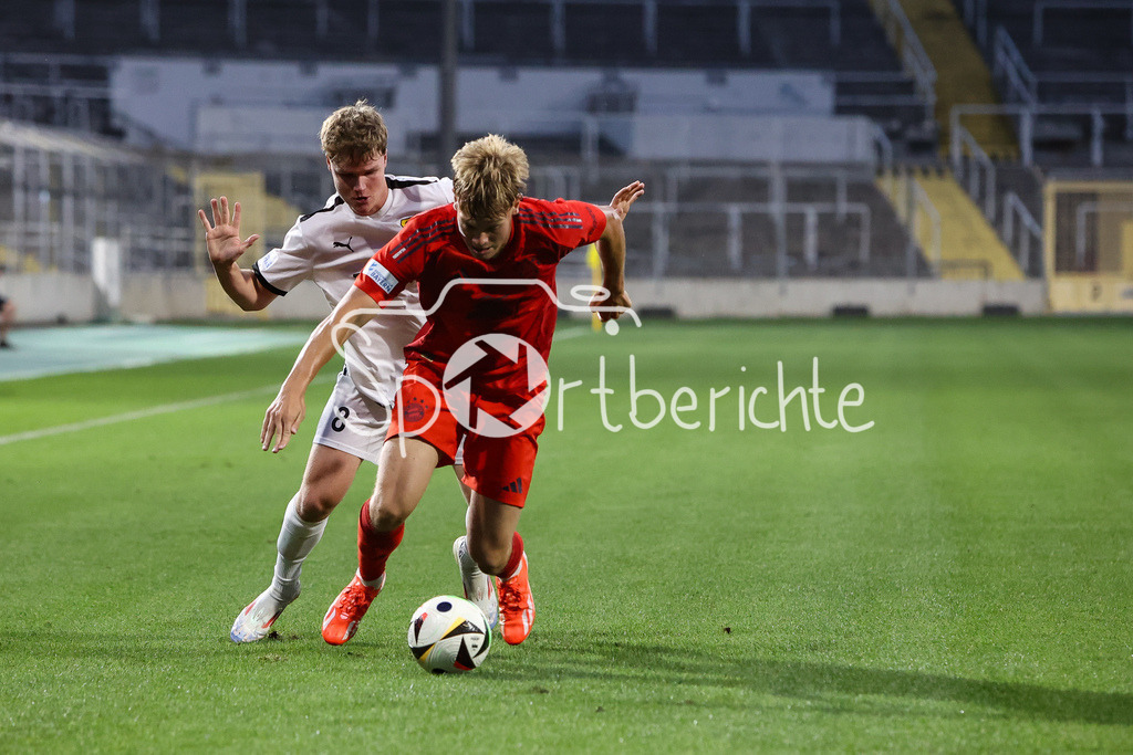 FC Bayern Amateure - DjK Vilzing | Im Duell Simon SEDLACZEK (DJK Vilzing #8) und Samuel UNSOELD (FC Bayern München II #19) / Zweikampf / Regionalliga Bayern: FC Bayern München II - DjK Vilzing, Grünwalder Stadion am 30.08.2024