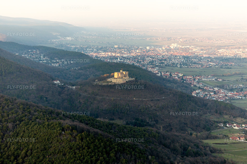 Luftbild: Hambacher Schloss im Ortsteil Diedesfeld in Neustadt im Bundesland Rheinland-Pfalz in Deutschland.Foto: IMG_105168.jpg vom 24.03.2018 durch Werner Riehm/FLY-FOTO.deAuflösung des Originals: 5472 x 3648 px