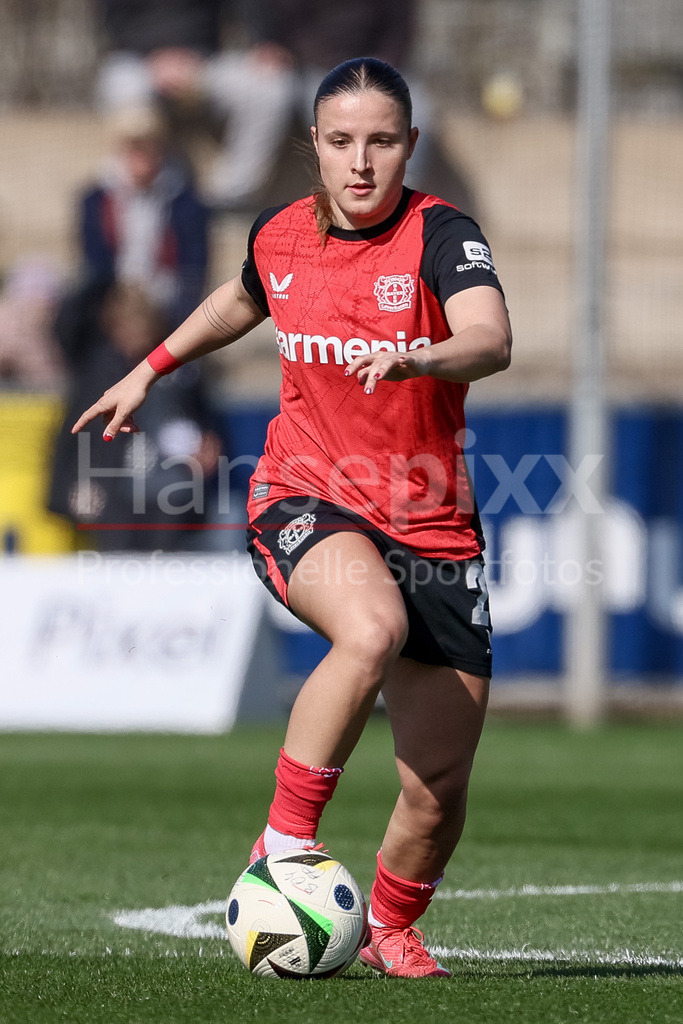Fussball, Google Pixel Frauen-Bundesliga, Bayer 04 Leverkusen - SV Werder Bremen | v.li.: Estrella Merino Gonzalez (Bayer 04 Leverkusen, 20) am Ball, Freisteller, Einzelbild, Ganzkörper, Aktion, Action, Spielszene, DIE DFB-RICHTLINIEN UNTERSAGEN JEGLICHE NUTZUNG VON FOTOS ALS SEQUENZBILDER UND/ODER VIDEOÄHNLICHE FOTOSTRECKEN. DFB REGULATIONS PROHIBIT ANY USE OF PHOTOGRAPHS AS IMAGE SEQUENCES AND/OR QUASI-VIDEO.