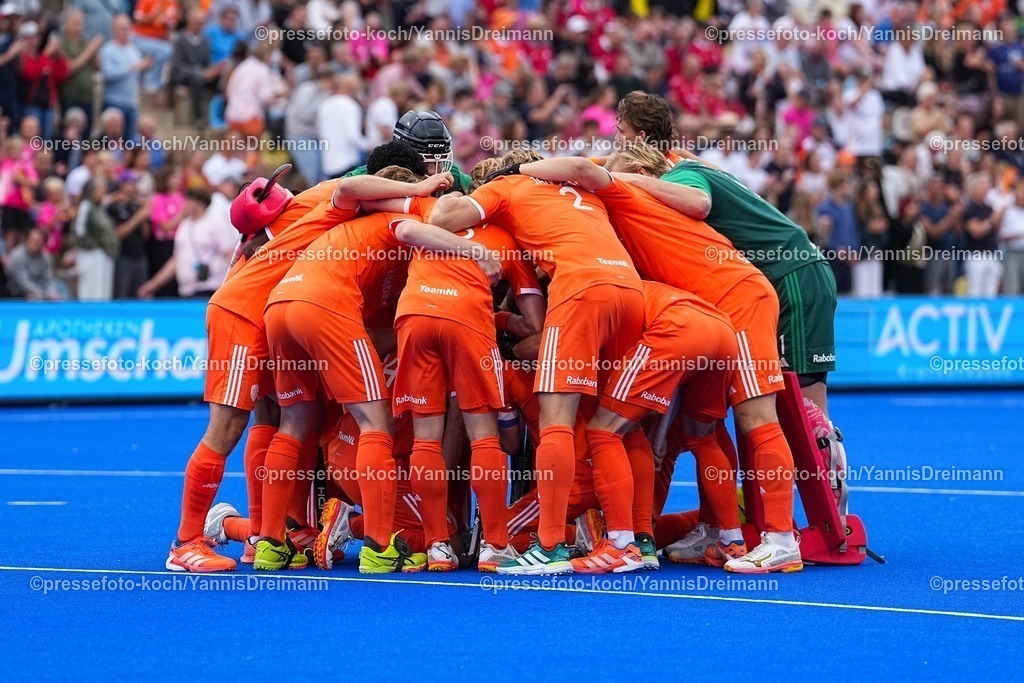 xydrx16082503016 | 16.08.2025, xydrx, Herren EuroHockey Championship 2025, Finale, Niederlande - Deutschland, Sparkassenpark Mönchengladbach: die Niederländische Nationalmannschaft bildet einen Kreis