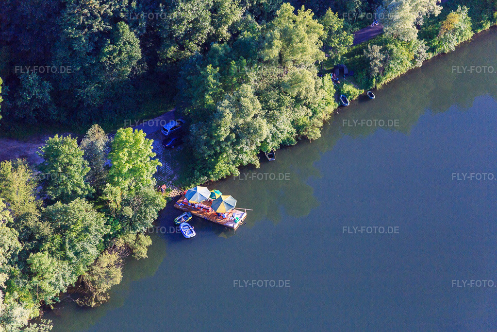 Luftbild: Sommer-Picknick auf einem Floß auf der Isar im Ortsteil Harburg in Pilsting im Bundesland Bayern in Deutschland. Foto: IMG_090319.jpg vom 01.07.2016 durch Werner Riehm/FLY-FOTO.de