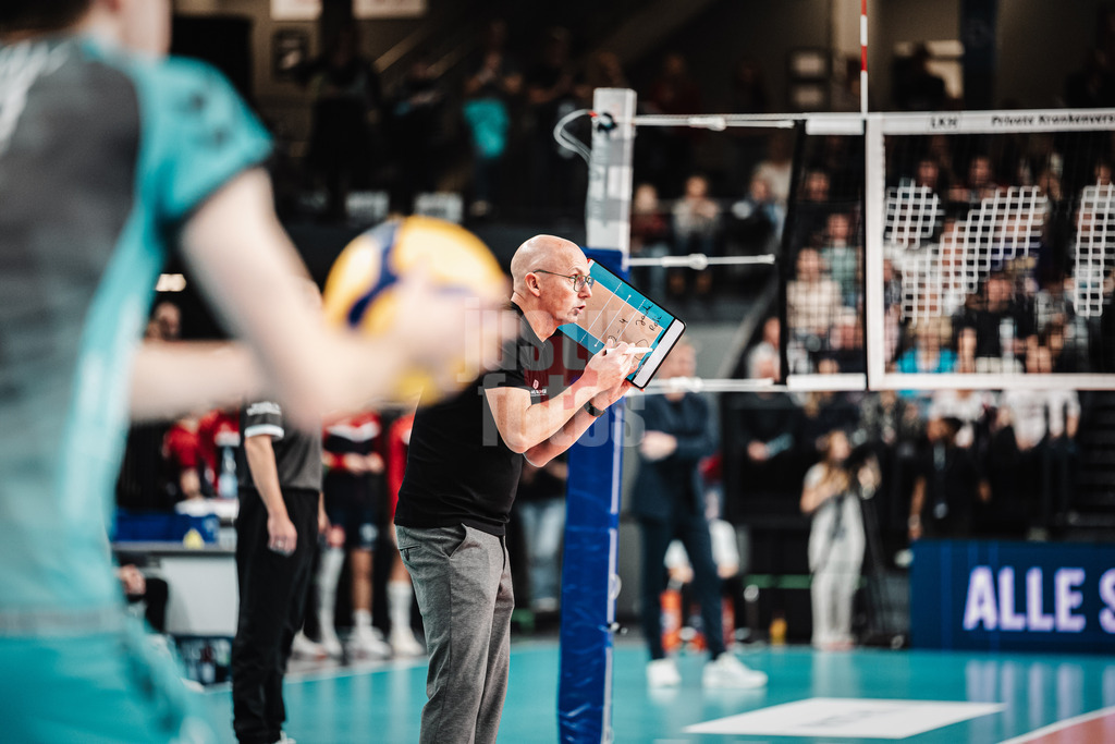 Volleyball | Herren | Saison 2025/2026 | 1. Volleyball Bundesliga Männer | DVV Pokal Halbfinale | SVG Lüneburg vs. SWD powervolleys Düren | 16.12.2025 | Trainer Christophe Achten (SWD powervolleys Düren) gibt Anweisungen