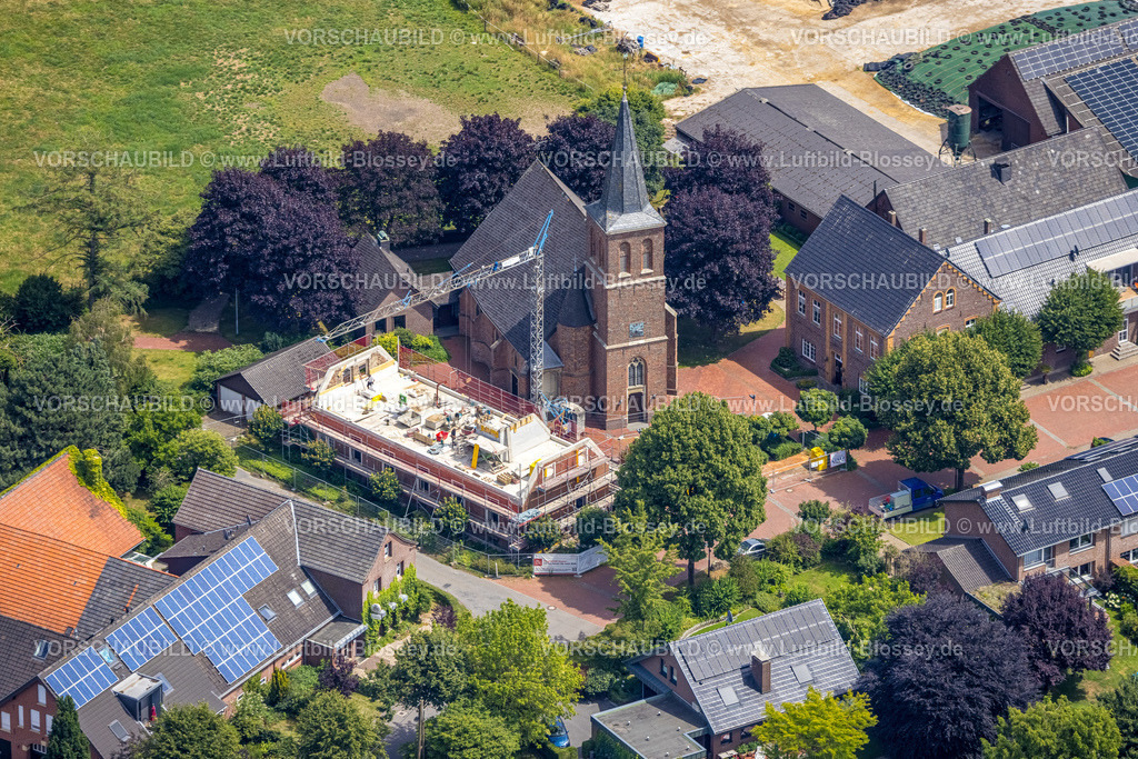 Hamminkeln220703627 | Luftbild, Baustelle mit Neubau neben der kath. Kirche St. Antonius, Loikum, Hamminkeln, Niederrhein, Nordrhein-Westfalen, Deutschland