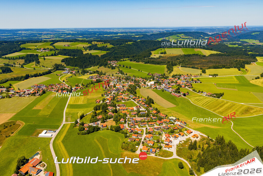 Luftaufnahme der Stadt Wildsteig - Die Luftaufnahme wurde 2025 vom UL-Flugzeug heraus erstellt ( keine Drohne ) - Hochauflösende Luftaufnahme - für professionelle Ausdrucke geeignet. Die Geschenkidee !Mit Lizenz und Bildrechte bestellbar