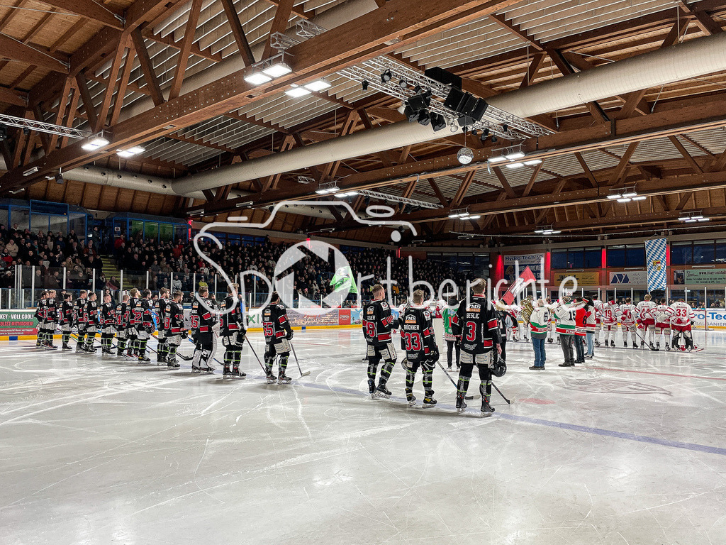 EHC Königsbrunn - TEV Miesbach | Beide Mannschafen lauschen vor der Partie der Bayernhymne