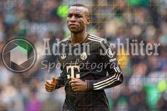 Borussia Mönchengladbach vs FC Bayern München - Bundesliga  | Mönchengladbach, Deutschland, 25.10.25:   Nicolas Jackson (FC Bayern München) schaut waehrend des Spiels der Bundesliga zwischen Borussia Mönchengladbach vs FC Bayern München im Stadion im Borussia Park(Foto von Brauer-Fotoagentur / Adrian Schlueter)