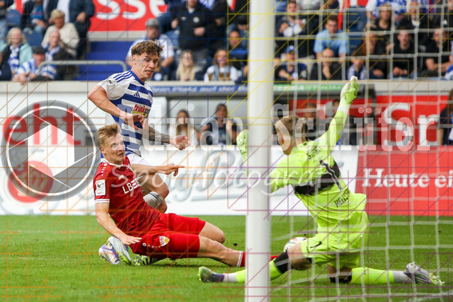 MSV Duisburg vs VfB Stuttgart II - 3. Liga | Duisburg, Deutschland, 02.08.25:   Maximilian Herwerth (VfB Stuttgart II), m9 und Florian Pascal Hellstern (VfB Stuttgart II) im Kampf um den Ball waehrend des Spiels der 3. Liga MSV Duisburg vs VfB Stuttgart II in der schauinsland-reisen-arena(Foto von Brauer-Fotoagentur / Adrian Schlueter)