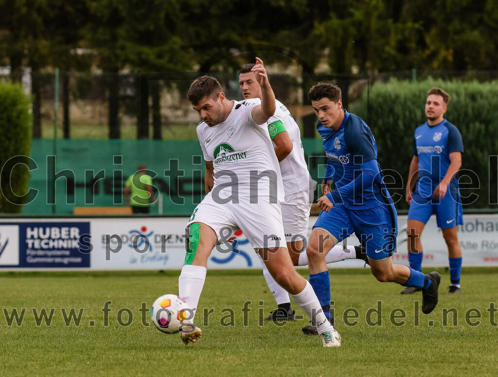 2023-10-14_084_FC_Langengeisling_gegen_TSV_Siegsdorf | Erding, Deutschland, 14.10.2023:
Fußball, Bezirksliga Oberbayern Ost 2023 / 2024, 13. Spieltag, FC Langengeisling gegen TSV Siegsdorf, Endergebnis: 3:0

Stefan Mauerkirchner (TSV Siegsdorf, #33), Paul Bucher (FC Langengeisling, #18)

Foto: Christian Riedel / fotografie-riedel.net
