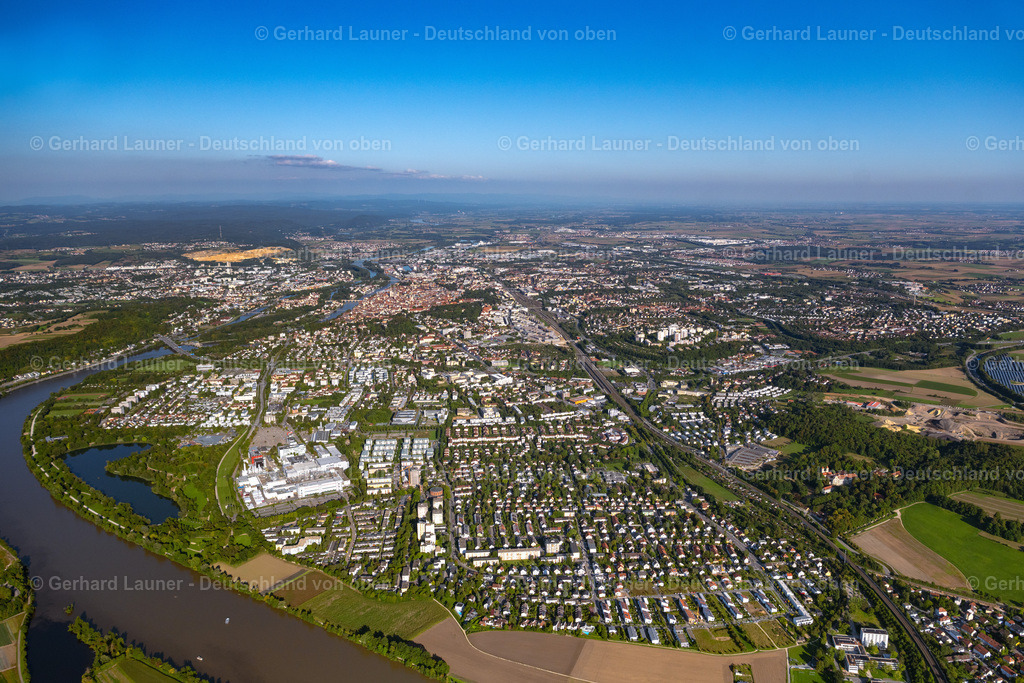 4050942 | REGENSBURG 03.09.2021 Stadtgebiet mit Außenbezirken und Innenstadtbereich im Ortsteil Westenviertel in Regensburg im Bundesland Bayern, Deutschland. // City area with outside districts and inner city area in the district Westenviertel in Regensburg in the state Bavaria, Germany. Foto: Gerhard Launer