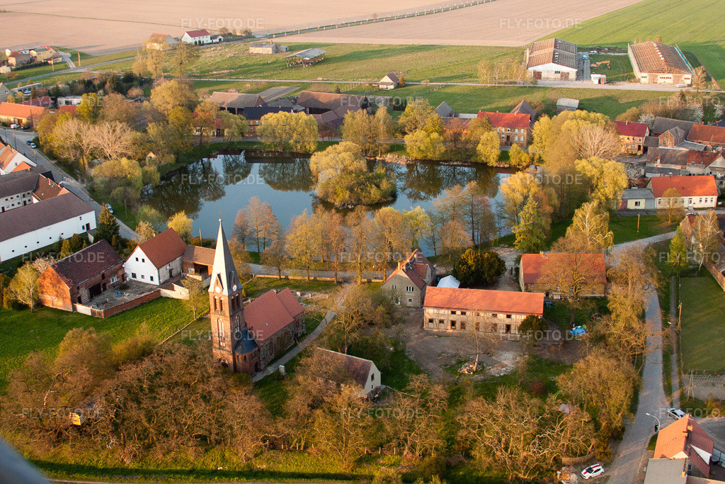Luftbild: Kirchengebäude in Borgisdorf im Ortsteil Borgisdorf in Niederer im Bundesland Brandenburg in Deutschland. Foto: IMG_26117.jpg vom 23.04.2010 durch Werner Riehm/FLY-FOTO.de