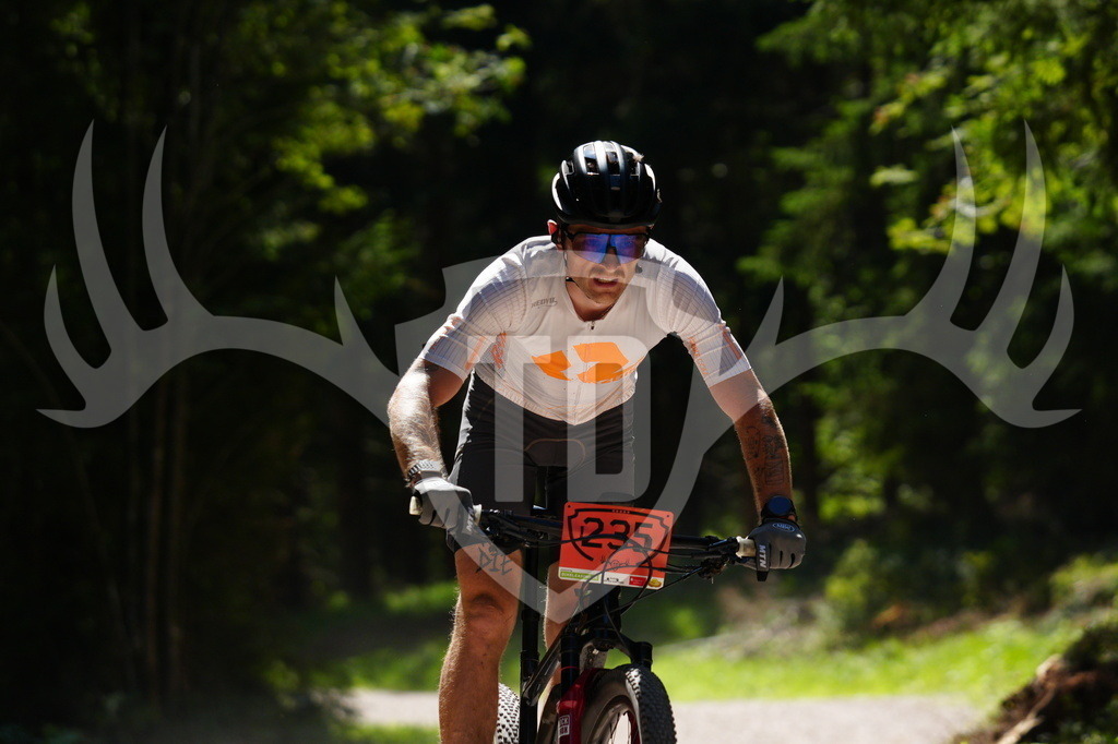 FC605522 | Fotogalerie der Treibjagd im Dunkelwald - Dein MTB Etappenrennen im Erzgebirge - Realisiert mit Pictrs.com