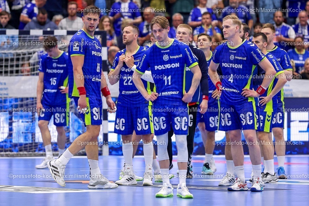 Gum30042601172 | 30.04.2026, Handball, 1. HBL, VfL Gummersbach - Frisch Auf! Göppingen, Saison 2025 / 2026 Herren, Schwalbe-Arena: Enttäuschte Gesichter nach dem 29:29 Unentschieden. Stepan Zeman (VfL Gummersbach #66) Kentin Mahe (VfL Gummersbach #22) Mathis Häseler (VfL Gummersbach #11) Ellioi Snaer Vioarsson (VfL Gummersbach #04) 
