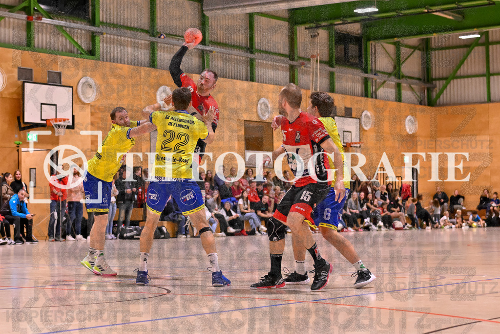 GER, SG Maulburg/Steinen - SG Allensbach/Dettingen, Handball, Landesliga Suedbaden, 2. Spieltag, Saison 2024/2025, 28.09.2024 | Andre Leuchtmann (SG Maulburg/Steinen, #13) beim Wurf und vor Lueder Flathmann (SG Allensbach/Dettingen-Wallhausen, #22)GER, SG Maulburg/Steinen - SG Allensbach/Dettingen, Handball, Landesliga Suedbaden, 2. Spieltag, Saison 2024/2025, 28.09.2024Foto: TH Fotografie/Thomas Hess