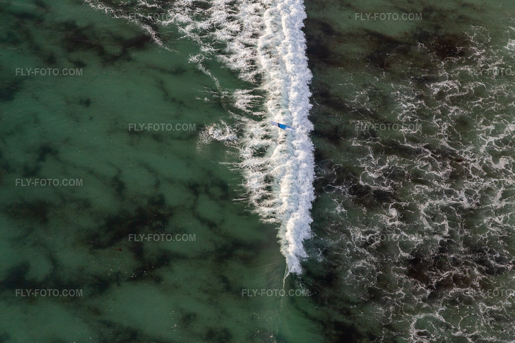 Aerial view: Wave surfers in front of Plage la Torche-Tronoën in Plomeur in the state Finistere, France. – Photo: IMG_132586.jpg taken on 06/17/2022 by Werner Riehm/FLY-FOTO.com – Resolution of the original: 5472 x 3648 px
