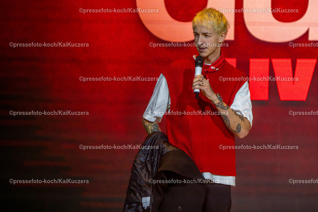 KKU16112401020 | 16.11.2024, xkkux, Düsseldorf, Mitsubishi Electric HALLE, Die Influencer Niklas van Lipzig und David Martin vom Podcast "Arm aber Sexy" performen bei ihrer Show dudes. LIVE UNCUT 2024