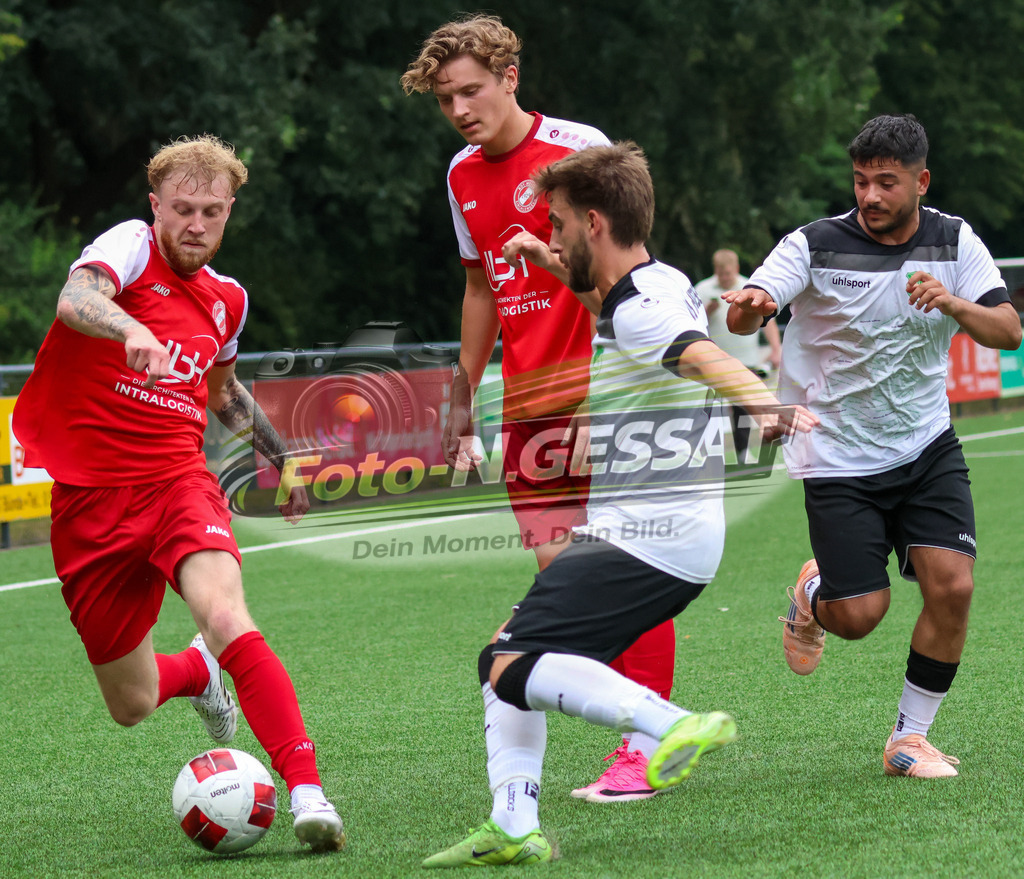 FC RW Kirchlengern - Post TSV Detmold | Auf dem Bild zu sehen: Rot FC RW Kirchlengern v.l.: Jan Luka Kollmeier, Alessio Zschieschang ; weiß TuS Ahmsen: Tim Tews FC RW Kirchlengern, TuS Ahmsen, Saison 26/27, Testspiel, Deutschland - Realisiert mit Pictrs.com