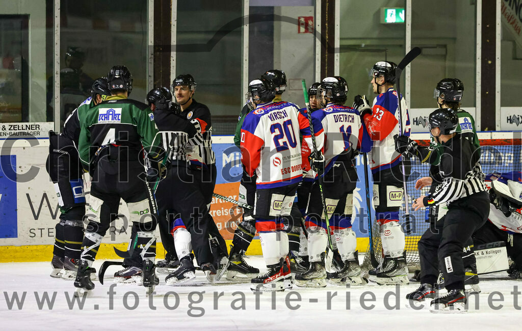 2023-01-22_036_Eishockey_TSV_Erding_gegen_ESC_Dorfen | Erding, Deutschland, 22.01.2023:
Eishockey, Bayernliga 2022 / 2023, 29. Spieltag, TSV Erding gegen ESC Dorfen, Endergebnis: 6:2

Simon Franz (Erding Gladiators, #4), Lukas Kirsch (ESC Dorfen, #20), Benedikt Dietrich (ESC Dorfen, #11), Urban Sodja (ESC Dorfen, #23), Paul Wallek (Erding Gladiators, #44)

Foto: Christian Riedel / fotografie-riedel.net