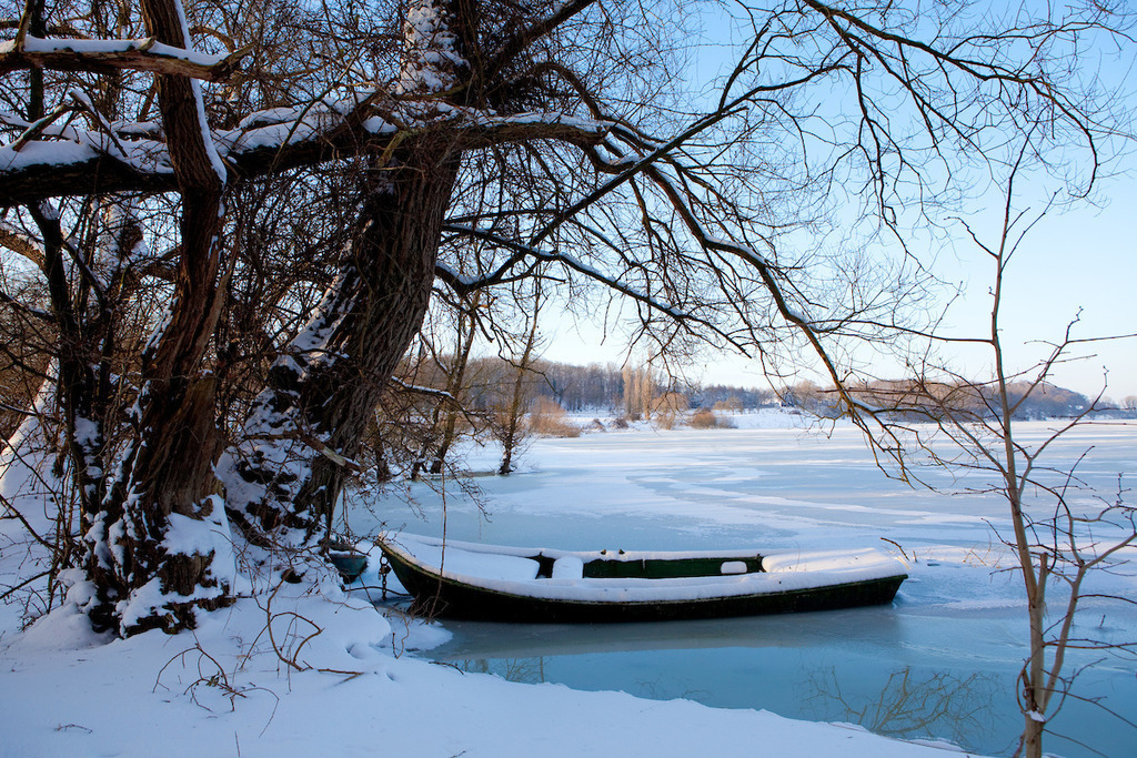 101225-068 | Europa, DEU, Deutschland, Nordrhein Westfalen, NRW, Rheinland, Niederrhein, Xanten, Naturschutzgebiet Xantener Altrhein, Bislicher Insel, Boot, Kahn, Winter, Schnee, Frost, Eis, Kategorien und Themen, Natur, Umwelt, Landschaft, Jahreszeiten, Stimmungen, Landschaftsfotografie, Landschaften, Landschaftsphoto, Landschaftsphotographie, Wetter, Wetterelemente, Wetterlage, Wetterkunde, Witterung, Witterungsbedingungen, Wettererscheinungen, Meteorologie, Wettervorhersage....[Fuer die Nutzung gelten die jeweils gueltigen Allgemeinen Liefer-und Geschaeftsbedingungen. Nutzung nur gegen Verwendungsmeldung und Nachweis. Download der AGB unter http://www.image-box.com oder werden auf Anfrage zugesendet. Freigabe ist vorher erforderlich. Jede Nutzung des Fotos ist honorarpflichtig gemaess derzeit gueltiger MFM Liste - Kontakt, Uwe Schmid-Fotografie, Duisburg, Tel. (+49).2065.677997, ..archiv@image-box.com, www.image-box.com] - Realisiert mit Pictrs.com