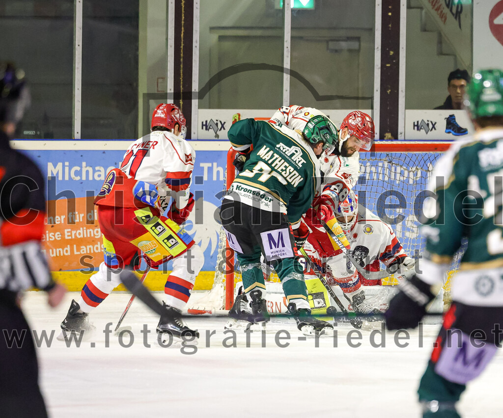 2026-02-20_088_TSV_Erding_gegen_Deggendorfer_SC | Erding, Deutschland, 20.02.2026:Eishockey, Oberliga Süd 2025 / 2026, 49. Spieltag, TSV Erding gegen Deggendorfer SC, Endergebnis: 4:1Viktor Buchner (Deggendorfer SC, #21), Thomas Matheson (Erding Gladiators, #37), Marcel Pfänder (Deggendorfer SC, #88), Torwart Timo Pielmeier (Deggendorfer SC, #51)Foto: Christian Riedel / fotografie-riedel.net