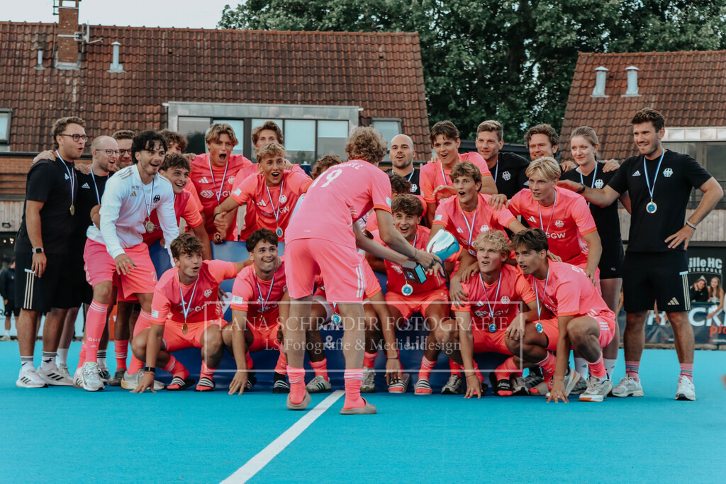 EM_MU18_F_GER-BEL_Lille_bearbeitet_Pokalbilder (23 von 137) | lanaschraderfotografie - Realisiert mit Pictrs.com