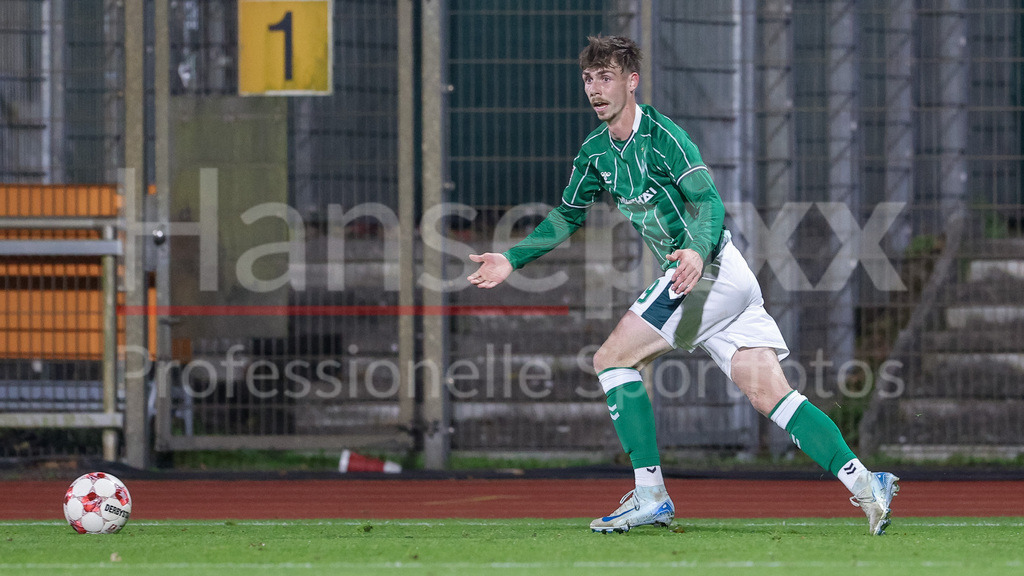 Fussball, Regionalliga Nord, SV Werder Bremen II - FC Eintracht Norderstedt | Paul Levi Wagner (SV Werder Bremen II, 29) am Ball, Freisteller, Einzelbild, Ganzkörper, Aktion, Action, Spielszene