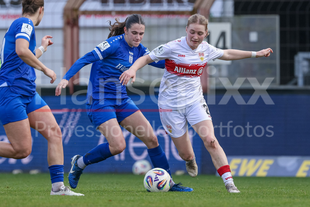 Fussball, 2. Frauen-Bundesliga, SV Meppen - VfB Stuttgart | v.li.: Marie Bleil (SV Meppen, 7) und Linette Hofmann (VfB Stuttgart, 2) im Zweikampf, Duell, Dynamik, Aktion, Action, Spielszene, DIE DFB-RICHTLINIEN UNTERSAGEN JEGLICHE NUTZUNG VON FOTOS ALS SEQUENZBILDER UND/ODER VIDEOÄHNLICHE FOTOSTRECKEN. DFB REGULATIONS PROHIBIT ANY USE OF PHOTOGRAPHS AS IMAGE SEQUENCES AND/OR QUASI-VIDEO.