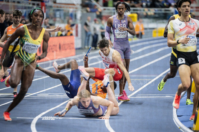 World Athletics Indoor Championships Kujawy Pomorze 26, 21.03.2026 | TORUN, POLAND - MARCH 21:  Crash with athletes of the USA, Poland and the Netherlands during the 4x400m mixed relay of the World Athletics Indoor Championships Kujawy Pomorze 26 on day 2 / session 1 at Kujawsko-Pomorska Arena Torun on March 21, 2026 in Torun, Poland.  In the back some fallen athletes.