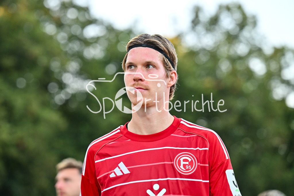 1. FC Schweinfurt 05 - Fortuna Düsseldorf | im Bild  Cedric ITTEN (Fortuna 13) nach der Partie / Einzelfoto / Freisteller / DFB-Pokal: 1. FC Schweinfurt 05 - Fortuna Düsseldorf; Riedel-Bau Arena am 18.08.2025