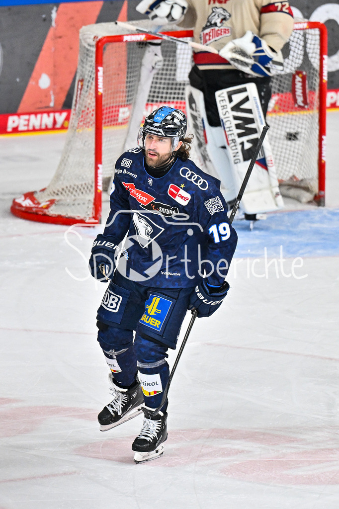 ERC Ingolstadt - Nuernberg Ice Tigers | Jubel der Hausherren nach dem Treffer zum 2-2 durch Wojciech STACHOWIAK (ERC Ingolstadt 19) / Tor / Torschuetze / Freude / Happy / DEL: ERC Ingolstadt - Nuernberg Ice Tigers, Saturn-Arena am 26.03.2025