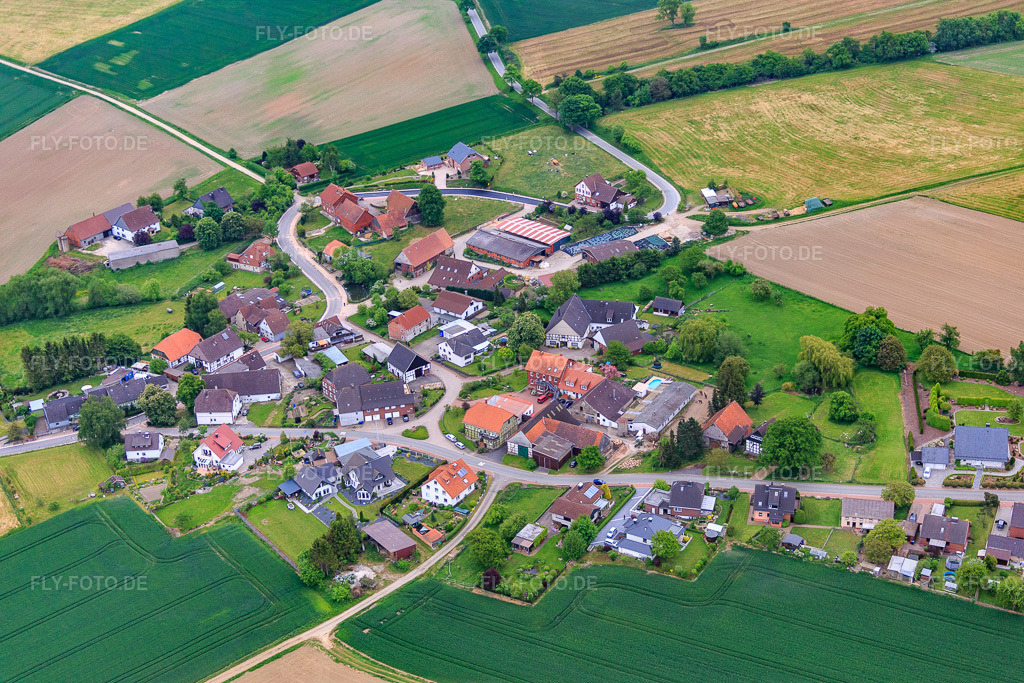 Luftbild: Lüntorfer Straße im Ortsteil Lüntorf in Emmerthal im Bundesland Niedersachsen in Deutschland. Foto: IMG_079474.jpg vom 24.05.2015 durch Werner Riehm/FLY-FOTO.de