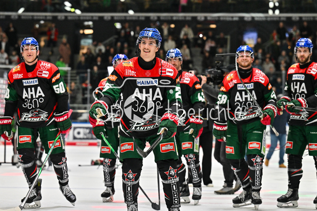 Augsburger Panther - Düsseldorfer EG | Die Augsburger Spieler freuen sich ueber den Heimsieg gegen Duesseldorf / DEL: Augsburger Panther - Duesseldorfer EG, Curt Frenzel Stadion am 04.03.2025 / zusammen mit den Fans / Christian HANKE (Augsburger Panther #25)