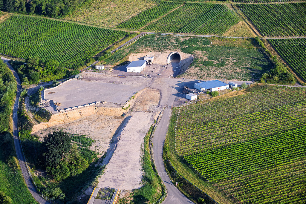 Luftbild: Baustelle des Tunnelportals Ost für den Astrid-Tunnel zur Unterquerung und Ortsumgehung von Bad Bergzabern zwischen B38 (Weinstraße) und B427 (Kurtalstraße) in Dörrenbach im Bundesland Rheinland-Pfalz in Deutschland. – Foto: IMG_157800.jpg vom 19.06.2026 durch Werner Riehm/FLY-FOTO.de – Auflösung des Originals: 6000 x 4000 px – Bemo: - BEMO Tunnelling GmbH – Landesbetrieb Mobilität Rheinland-Pfalz – Stadt Bad Bergzabern – Herrenknecht AG - Pioneering Underground Together