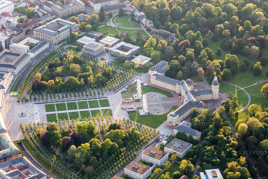 Luftbild: Zwei Riesenräder zum Freiherr von Drais-Jubiläum auf dem Schlossplatz im Schloßpark von Schloß Karlsruhe im Ortsteil Innenstadt-West in Karlsruhe im Bundesland Baden-Württemberg in Deutschland. Foto: IMG_099593.jpg vom 21.05.2017 durch Werner Riehm/FLY-FOTO.de