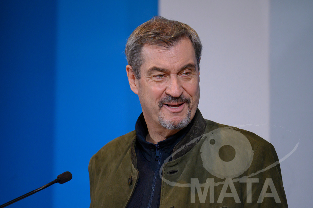 _DWI7695 | Bayerns Ministerpräsident Markus Söder (CSU) bei einer Pressekonferenz im Lokschuppen. Rosenheim, 02.12.2025 Bayern Deutschland - Realisiert mit Pictrs.com