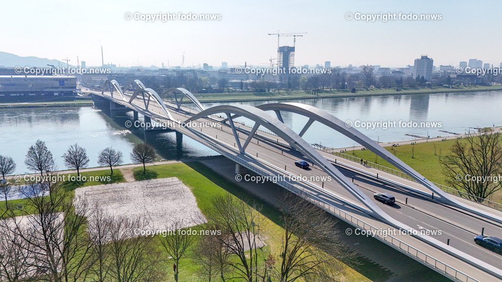 Eisenbahnbruecke_ Neue Linzer Donaubruecke_ 20.03.2024-3 | 20.03.2024, Linz, AUT, Urfahr, im Bild Eisenbahnbruecke, Neue Linzer Donaubruecke, Drohne