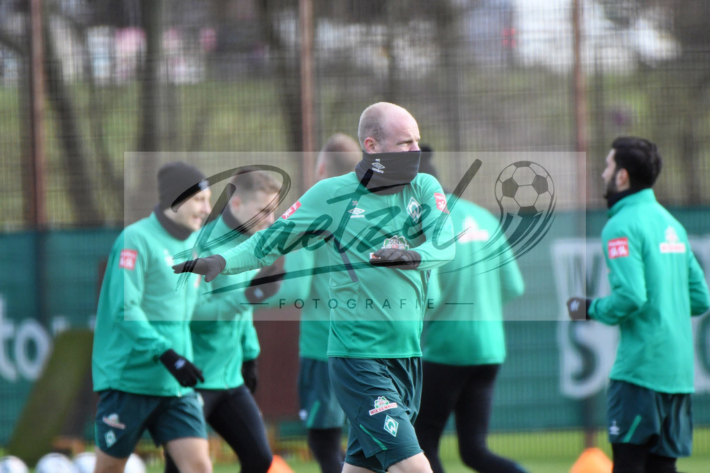 20200212_TRASVW_0055 | Fussball, Herren: Davy Klaassen (Werder Bremen) schaut waehrend der Trainingseinheit des SV Werder Bremen auf dem wohninvest Weserstadion Trainingsplatz am 12.02.2020 in Bremen, Deutschland. - Realisiert mit Pictrs.com