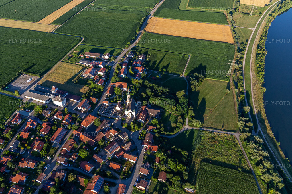 Luftbild: Pfarrkirche Maria Himmelfahrt in Pondorf im Ortsteil Pondorf in Kirchroth im Bundesland Bayern in Deutschland. – Foto: IMG_133237.jpg vom 03.07.2022 durch Werner Riehm/FLY-FOTO.de – Auflösung des Originals: 4621 x 3081 px – Gemeinde Kirchroth: Gemeinde Kirchroth