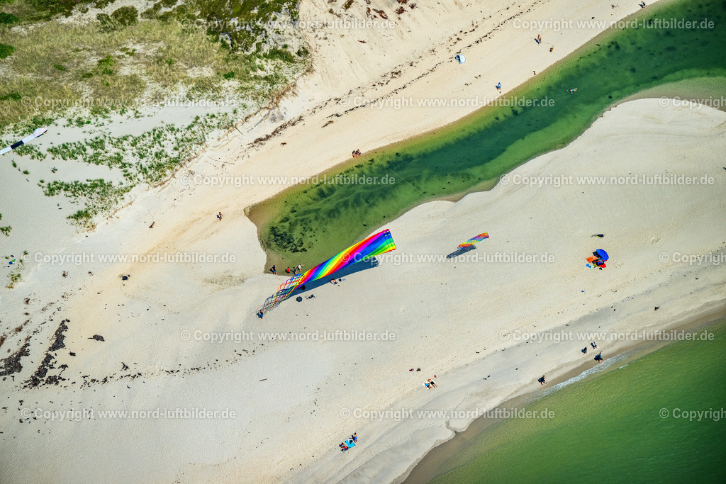 Sylt_Hörnum_Hörnumer_Odde_Drachen_Am_Strand_ELS_5561130825 | HöRNUM (SYLT) 13.08.2025 Freizeitgestaltung Drachen steigen lassen im Küstenbereich dee Hörnumer Odde der Nordseeinsel Sylt in Hörnum im Bundesland Schleswig-Holstein. // Leisure activities: flying kites in the coastal area of Hoernumer Odde on the North Sea island of Sylt in Hoernum in the federal state of Schleswig-Holstein. Foto: Martin Elsen