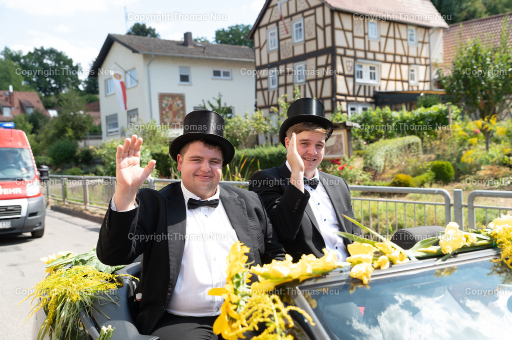 DSC_9966 | bbe,Zeller Kerweumzug, Mundschenk Toni Hiesinger (links) und Kerweparre Marvin Mößinger  ,, Bild: Thomas Neu