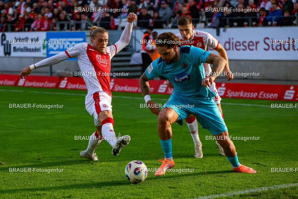 Rot-Weiss Essen - Viktoria Köln - 3.Liga | Essen, Deutschland, 18.10.2025 Tom Moustier  (Rot-Weiss Essen), Michael Kostka  (Rot-Weiss Essen) und Lex‑Tyger Lobinger (Viktoria Köln)  im Kampf um den Ball während des 3.Liga Spiels zwischen Rot-Weiss Essen- Viktoria Köln im Stadion an der Hafenstraße am 01.08.2025 in Essen. (Foto von Timo Bluhmki-Schmidt/ Brauer Fotoagentur