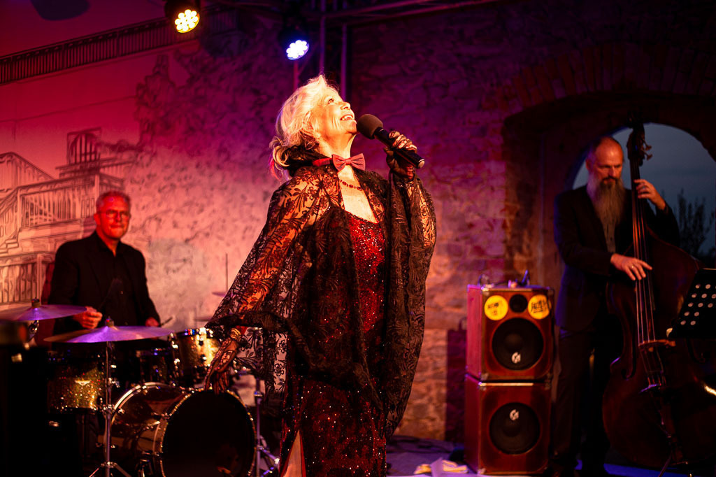 Konzert Dorit Gäbler | Dorit Gäbler im Forte Belvedere Leisnig zum Festival Hallo Leisnig 2022. - Realisiert mit Pictrs.com